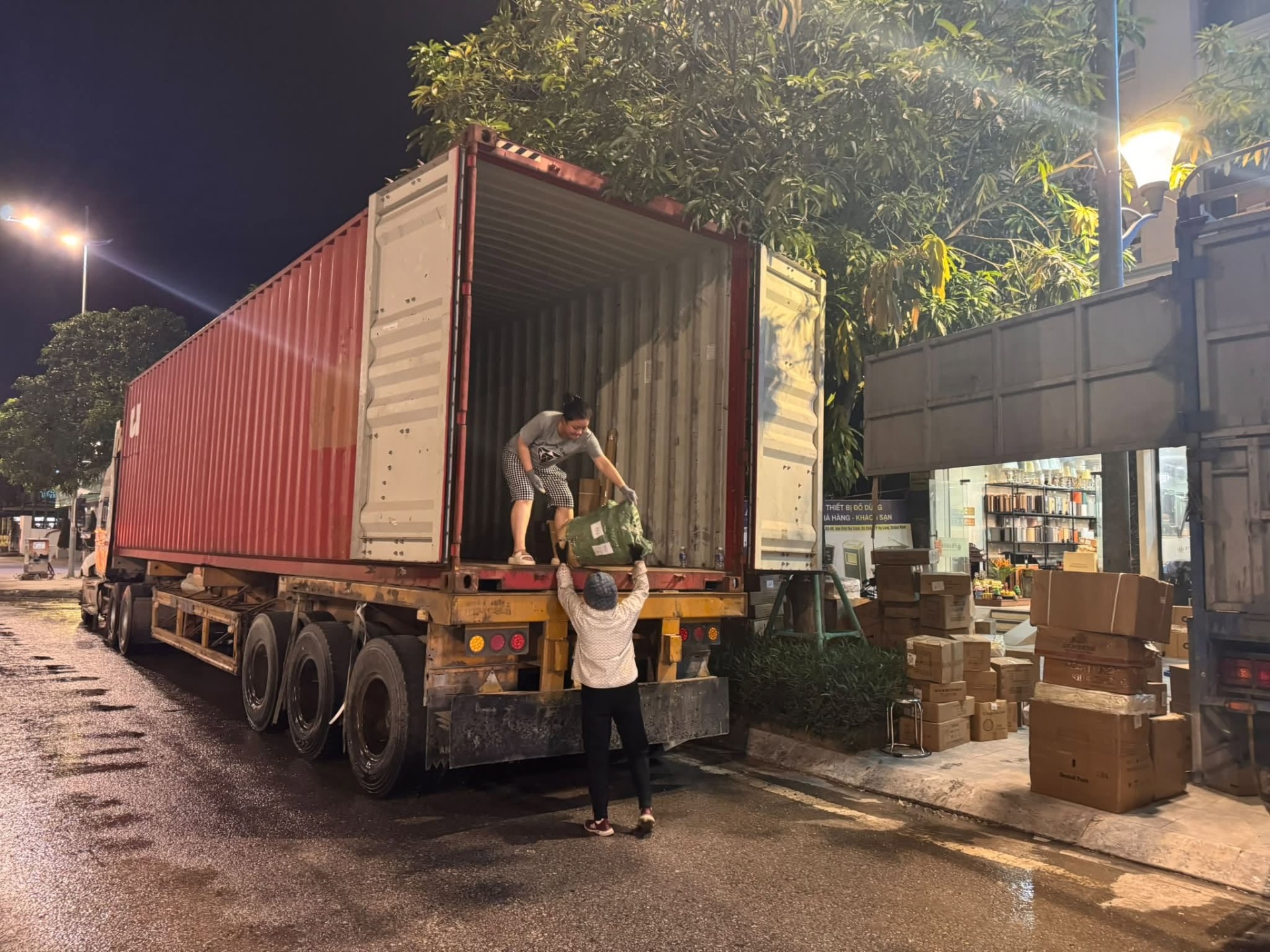Dỡ cont hảng thiết bị khách sạn
