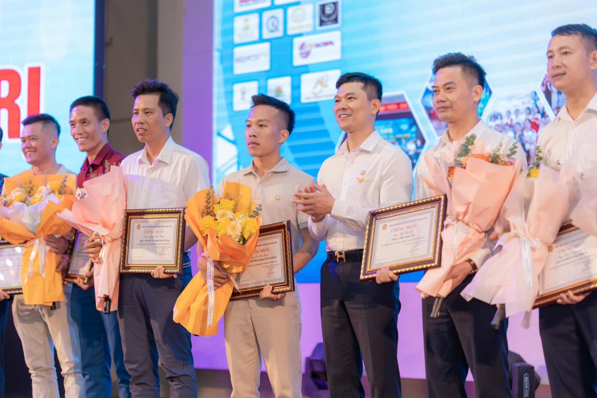 Hiệp hội khen thưởng Phahoko cùng các hội viên có thành tích xuất sắc
