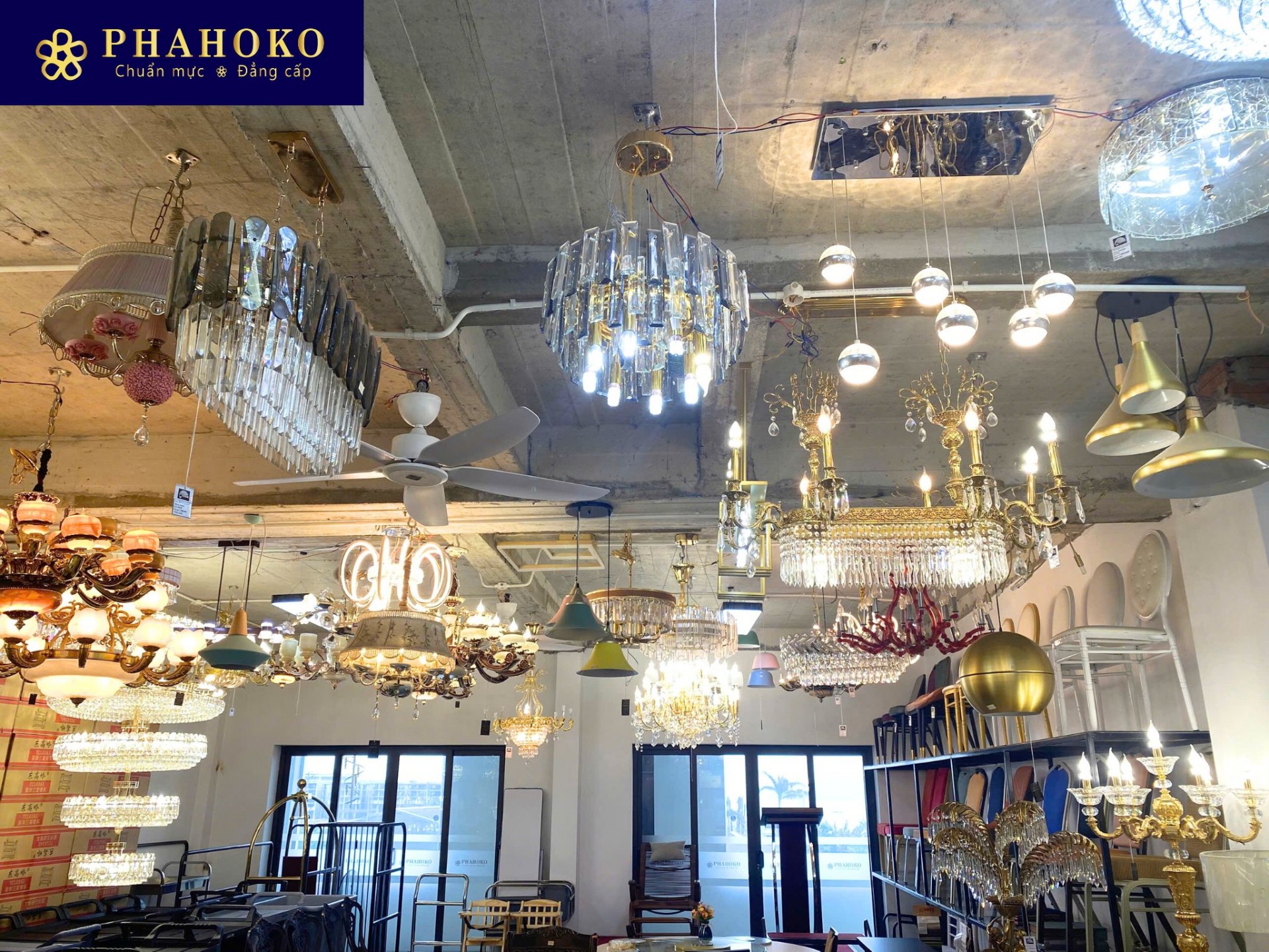 Đèn chùm Showroom Phahoko