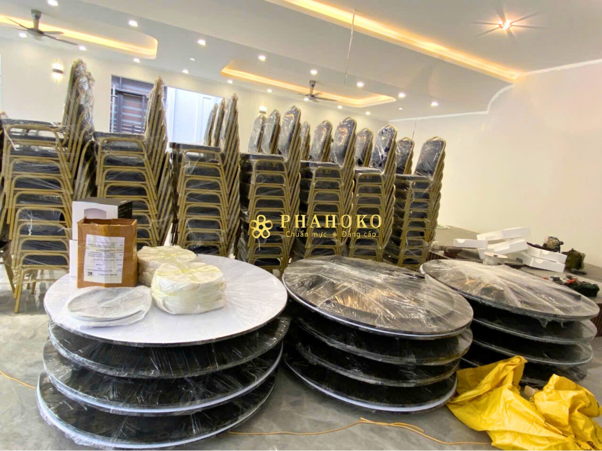 Bàn giao dự án bàn ghế mâm xoay & thi công đèn trần cao cấp tại Hoàng Tâm Luxury – Phahoko đồng hành nâng tầm không gian sảnh tiệc